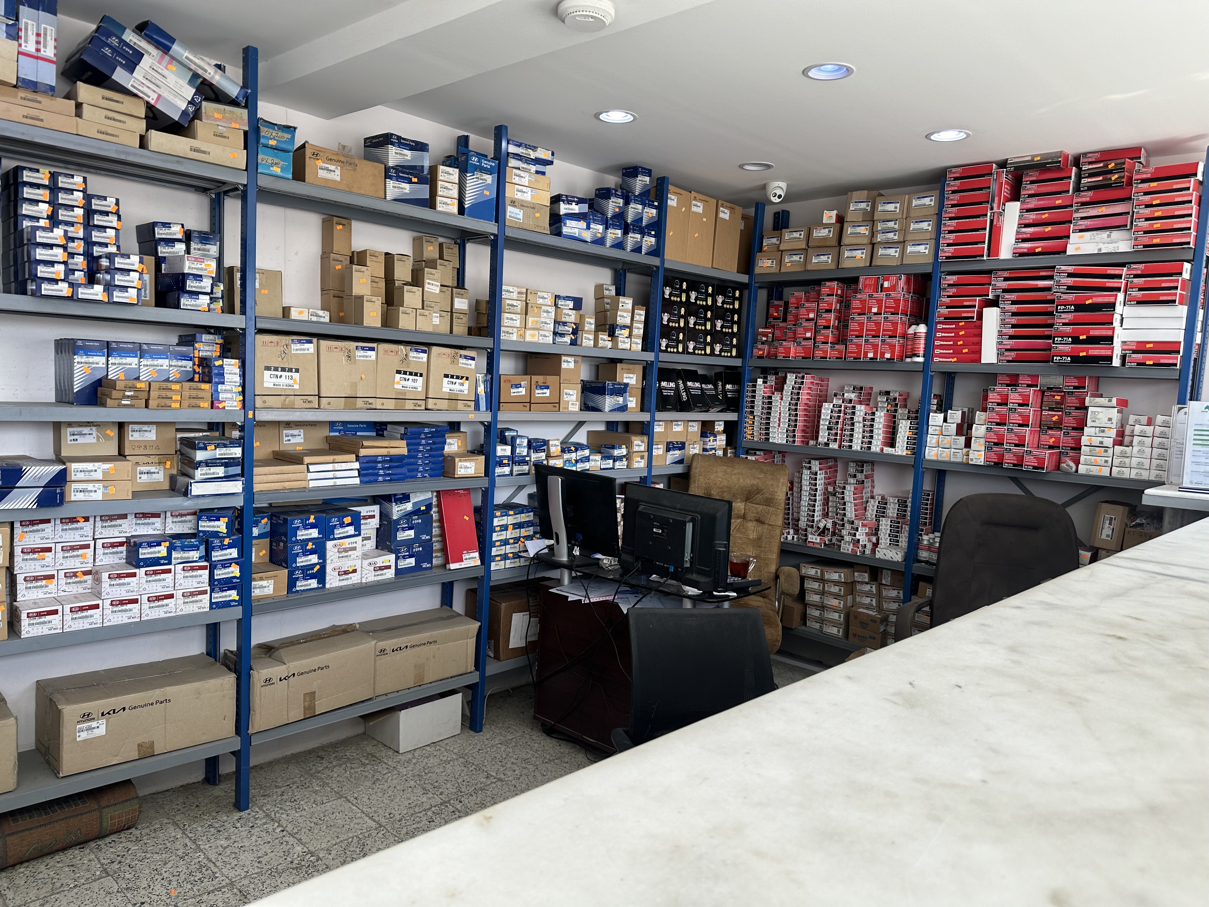 داخل مؤسسة العطاف لقطع غيار السيارات يظهر المخزون المنظم